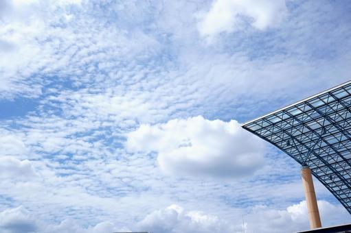 青空と鱗雲と建物 青空と鱗雲と建物の写真