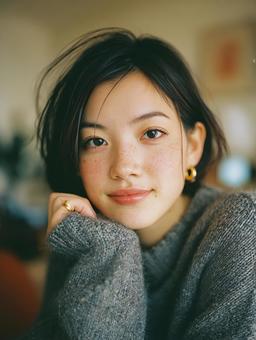 親近感のあるカジュアルな女性アップ 親近感のあるカジュアルな女性アップの写真