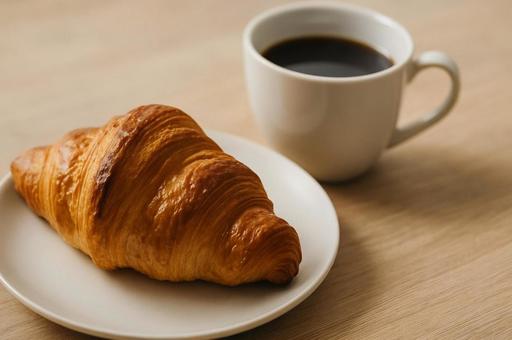 クロワッサンとコーヒーの朝食シーン クロワッサンとコーヒーの朝食シーンの写真