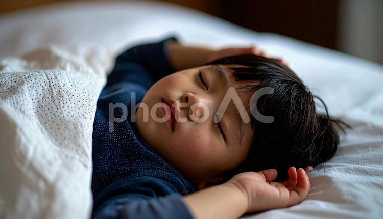 両手をあげて熟睡する男の子 男の子,幼児,人物の写真素材