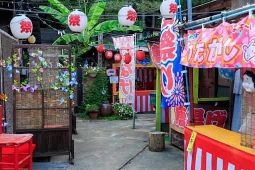 祭りの賑わい 祭りの賑わい 祭り,提灯,看板の写真素材