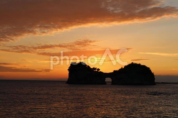 夕暮れの円月島 円月島,白浜,高嶋の写真素材