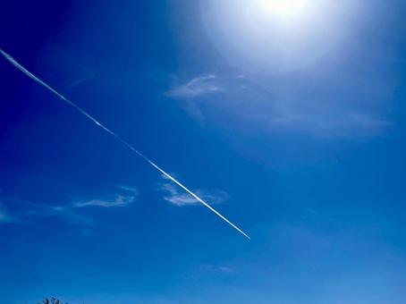 太陽と飛行機雲 太陽と飛行機雲 逆光,眩しい,飛行機雲の写真素材
