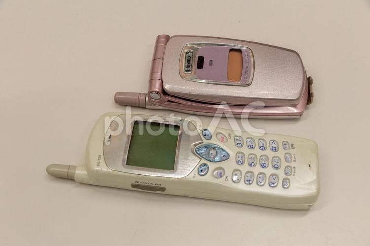 旧式の懐かしい携帯電話 電話,受話器,ビジネスの写真素材