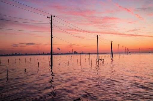 海中電柱 海中電柱,久津間海岸,夕陽の写真素材