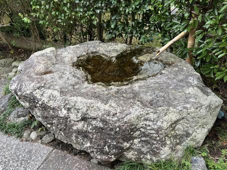 自然石を穿ったつくばい（飯能市・能仁寺） つくばい,手水鉢,能仁寺の写真素材