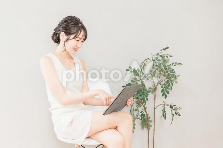 タブレットで動画・映画などを再生する女性 タブレット,動画,映像の写真素材