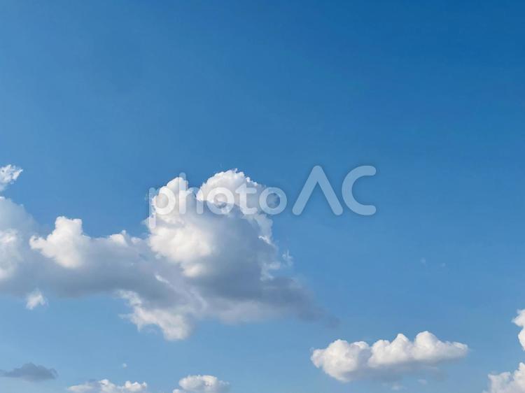 青空と白い雲の明るく爽やかな背景 空,雲,白い雲の写真素材