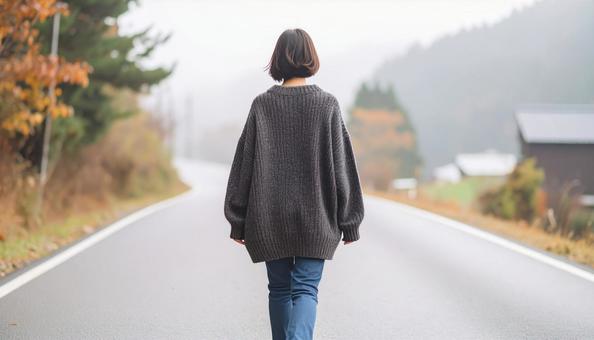 茶色のセーターを着た女性 散歩 茶色のセーターを着た女性 散歩の写真