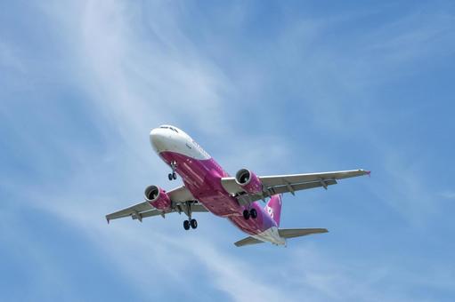 福岡空港、晴れた夏の着陸シーン 福岡空港、晴れた夏の着陸シーン 飛行機,航空機,旅客機の写真素材