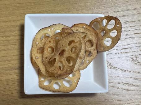 れんこんチップスで、おやつタイム お菓子,れんこんチップス,れんこんの写真素材