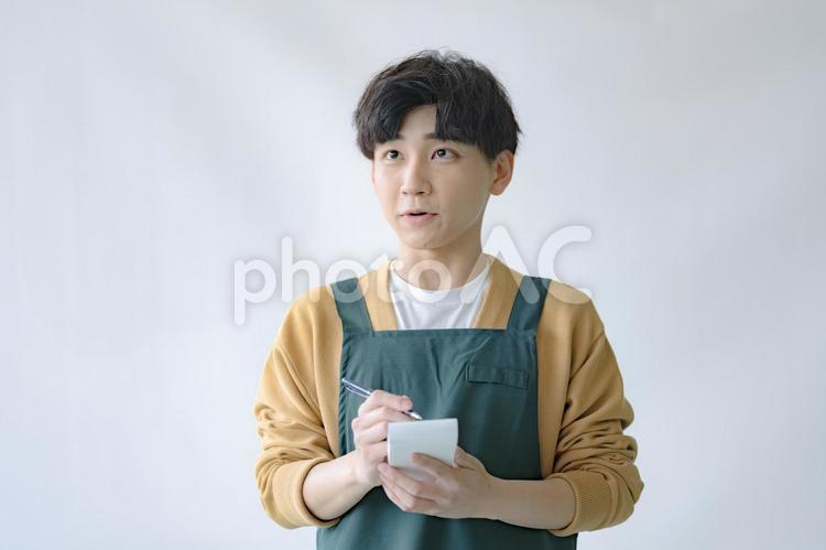 注文を聞く店員 カフェ店員,男性,若者の写真素材