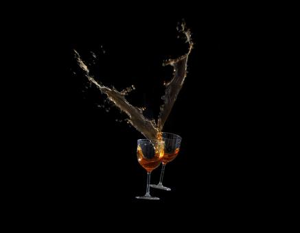 コーヒーを入れたグラスの衝突 コーヒーを入れたグラスの衝突の写真