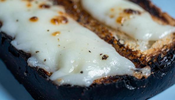 こんがり焼いたチーズトースト こんがり焼いたチーズトーストの写真