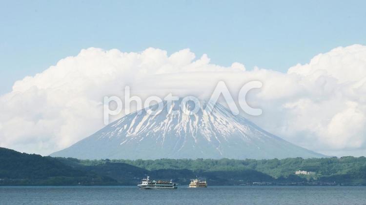 洞爺湖の遊覧船と羊蹄山 遊覧船,洞爺湖,羊蹄山の写真素材