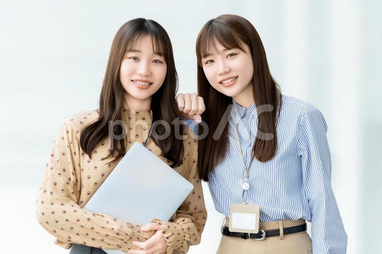 仲のいい2人の女性・ビジネスウーマン 女性,笑顔,ビジネスの写真素材