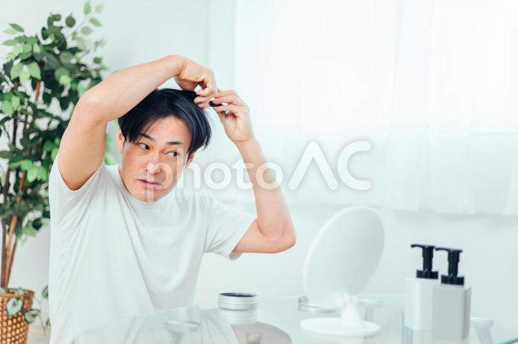 ヘアセットする男性（笑顔） ヘアセット,整髪料,髪型の写真素材