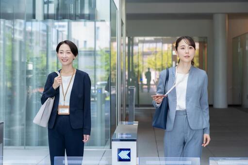 オフィスに通勤をするビジネスウーマン 通勤,ビジネスウーマン,女性の写真素材