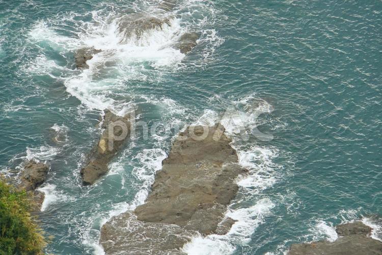 海　岩に砕ける白波 海,岩,波の写真素材