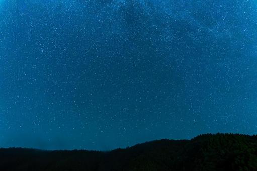 山を見下ろす星たち 山を見下ろす星たち 星空,星,天の川の写真素材
