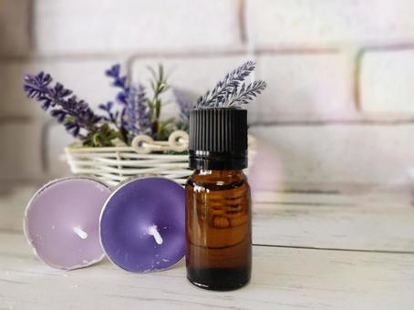 ラベンダーのイメージ アロマオイルボトル ラベンダーのイメージ アロマオイルボトル アロマ,アロマオイル,ボトルの写真素材