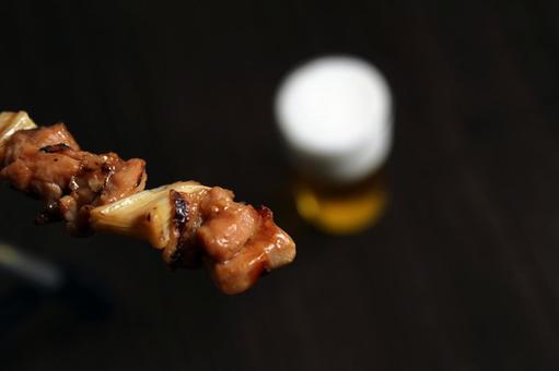 焼き鳥とビールの組み合わせ 焼き鳥とビールの組み合わせ 焼き鳥,ビール,串焼きの写真素材