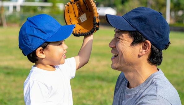 和やかな雰囲気でキャッチボールする父と子 和やかな雰囲気でキャッチボールする父と子の写真