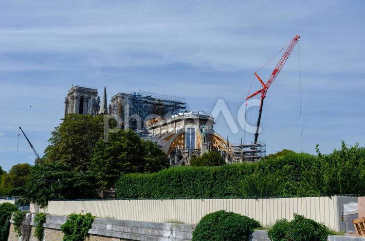 対岸から見た修復中のノートルダム大聖堂 フランス,パリ,ノートルダム大聖堂の写真素材