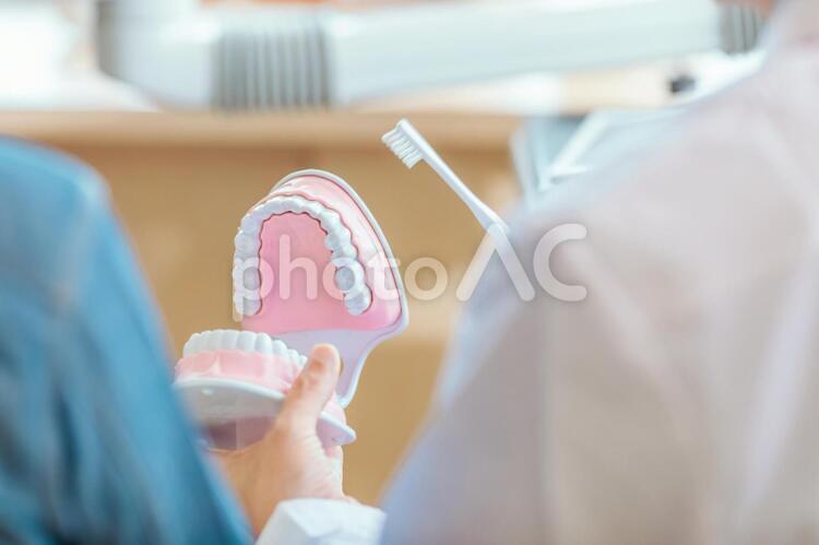 男性医師と患者 歯医者,歯科医院,ブラッシングの写真素材