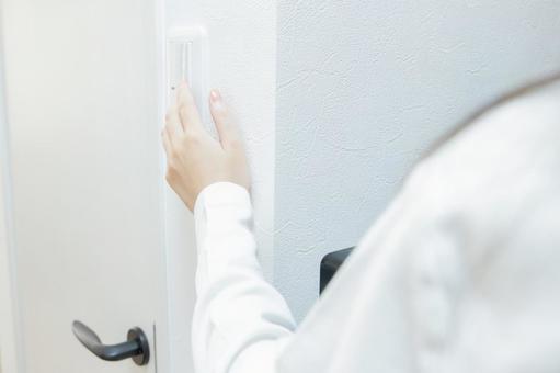 スイッチを押す女性の手 スイッチ,部屋,手の写真素材