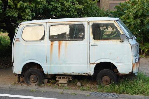 廃車になった古いバン 廃車,古い車,朽ちた車の写真素材