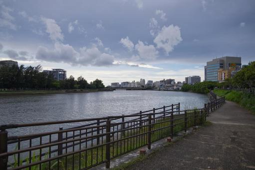 薄暗い川と空 薄暗い川と空の写真