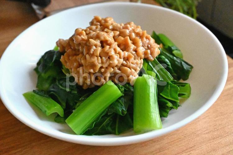 納豆と小松菜の和え物 納豆,醤油,食べるの写真素材