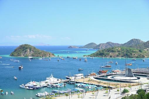 フローレス島ラブアンバジョの港 港,港町,船の写真素材