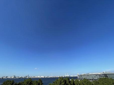 青空 みなとみらい 青空 みなとみらい 横浜港,みなとみらい,みなとみらいぷかり桟橋の写真素材