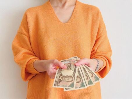 お金を手に持った女性 お金,現金,女性の写真素材