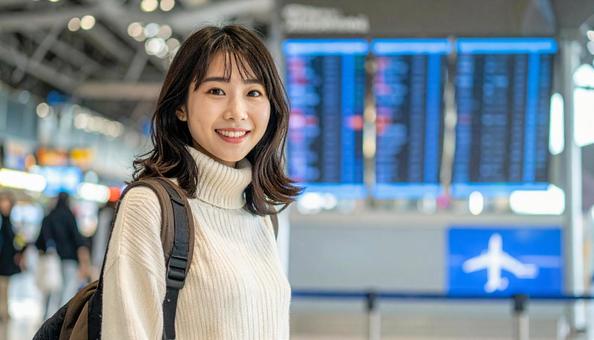空港で笑顔の日本人女性旅行者 空港で笑顔の日本人女性旅行者の写真