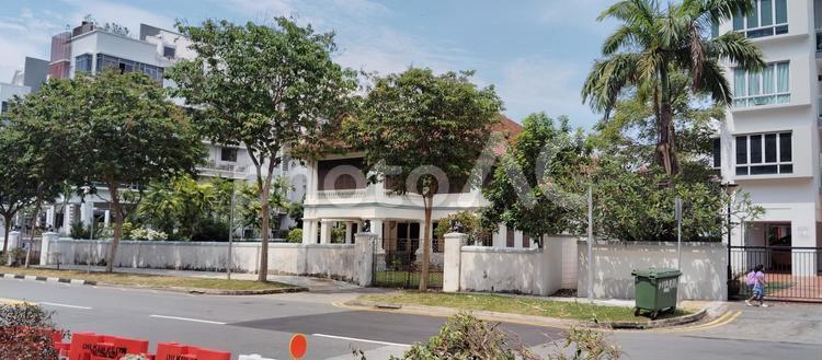 シンガポールの緑豊かな住宅街と一軒家 シンガポール,住宅街,一軒家の写真素材