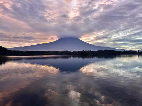 朝焼けと富士山 朝焼けと富士山の写真