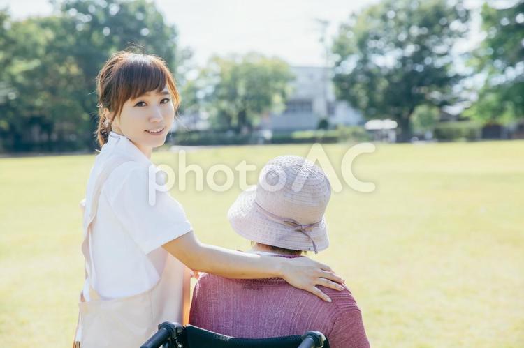 公園・庭を散歩する介護士と高齢者 介護士,介護,笑顔の写真素材
