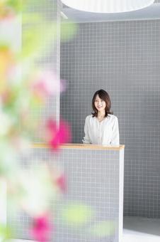 ライフスタイル 好印象,受付,笑顔の写真素材