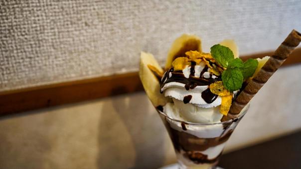 喫茶店のチョコパフェの写真