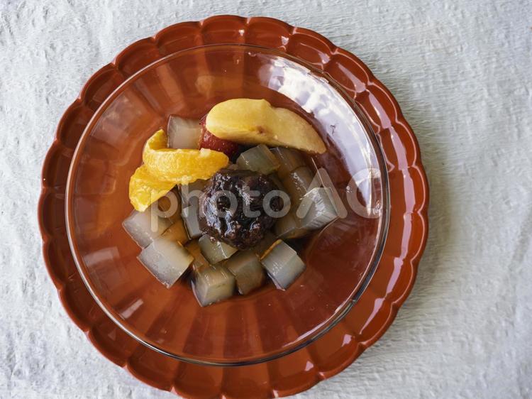 赤い器に映える夏のあんみつ あんみつ,和スイーツ,夏の甘味の写真素材