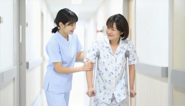松葉杖の患者と看護師 松葉杖の患者と看護師の写真