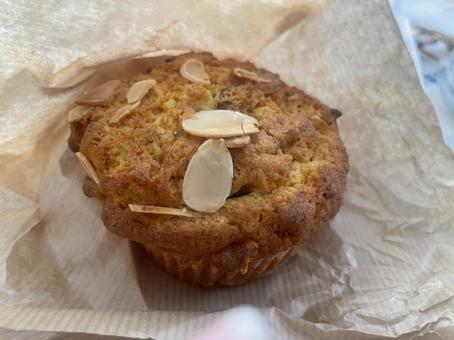 アーモンド乗せマフィン（クローズアップ） マフィン,アーモンド,スライスアーモンドの写真素材