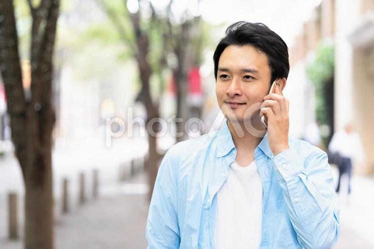 電話をかける私服の男性 日本人,黒髪,上半身の写真素材