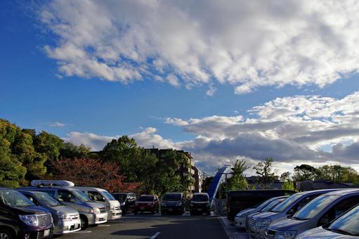秋晴れの駐車場あ 秋晴れの駐車場あ 秋晴れ,青空,白雲の写真素材