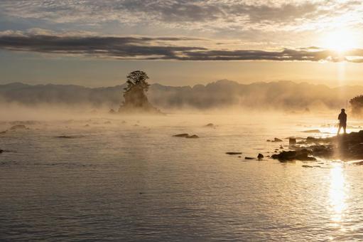 雨晴海岸の朝日とカメラマン カメラマン,人,人物の写真素材