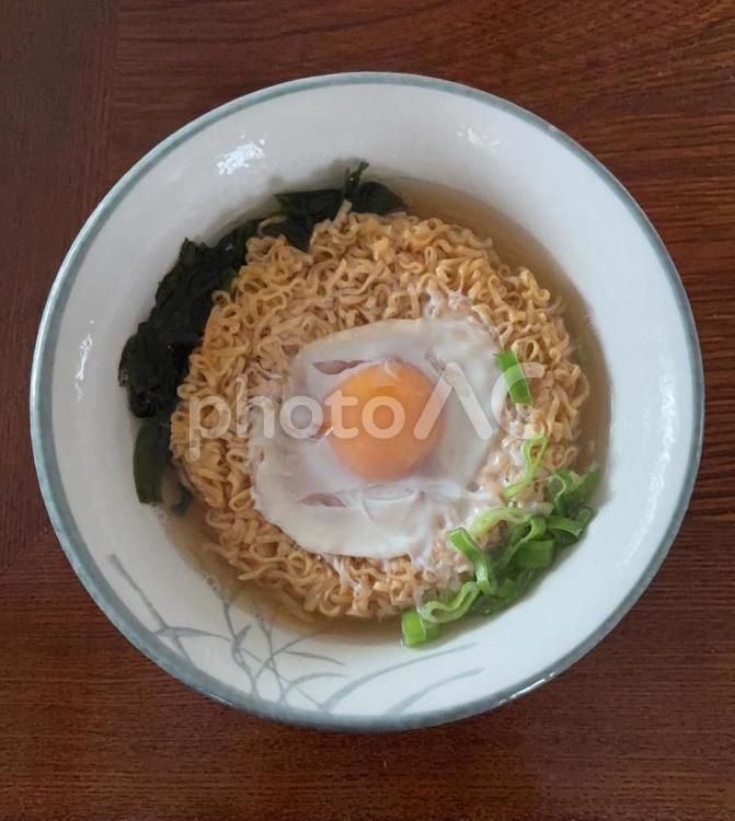 チキンラーメンに卵とワカメと刻みネギ 朝食,昼食,チキンラーメンの写真素材