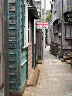 郵便局のある集落の路地 郵便局のある集落の路地 町並み,裏道,木造の写真素材